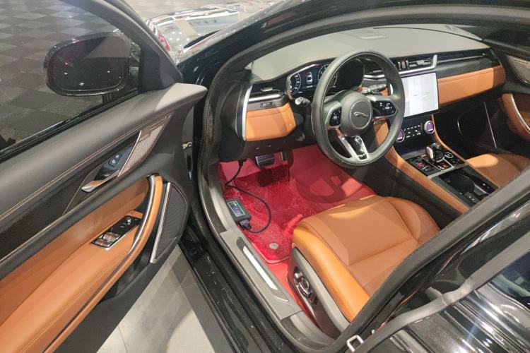 Used Jaguar XFL 2025 Model—2.0T P300, Four-Wheel Drive, 90th Anniversary Collector’s Edition Driver Seat