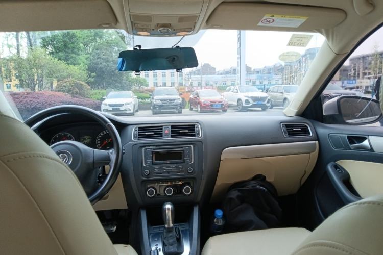 Used Volkswagen Sagitar 2014 Revised Version 1.6L Automatic Comfort Edition Center Console