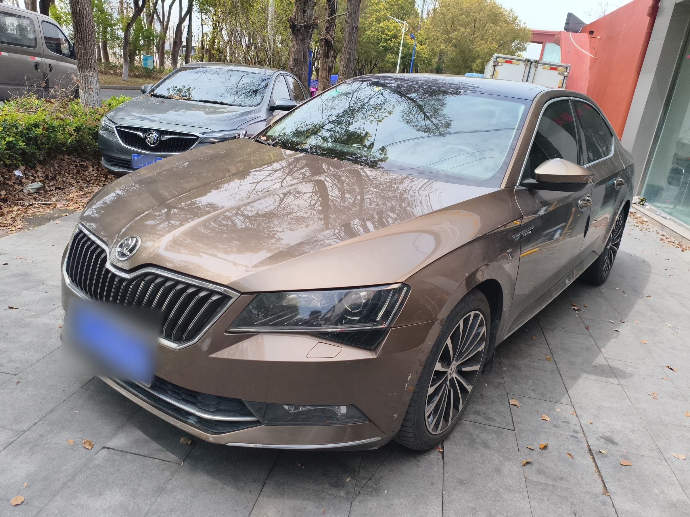 تحت مقدمة السيارة