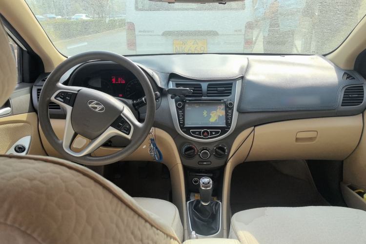Used Hyundai Verna (older generation) 2010 Sedan 1.4L Manual Comfort GS Center Console