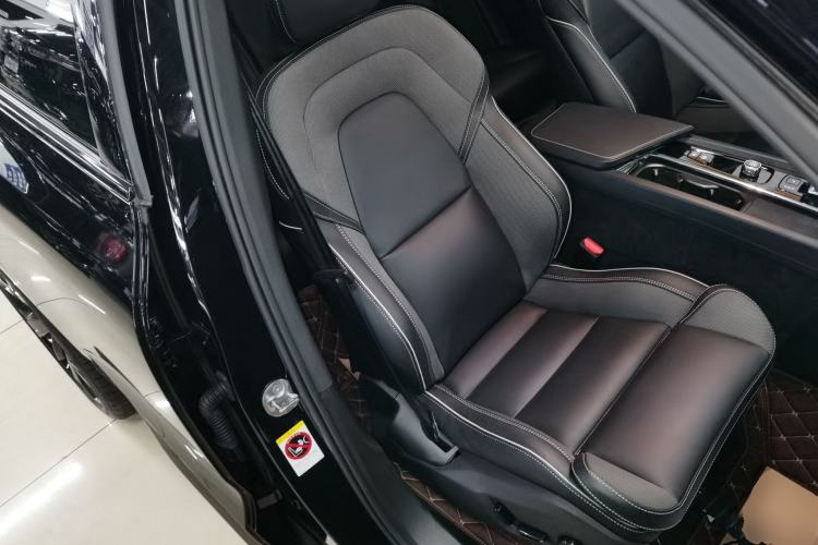 Used Volvo XC60 New Energy 2025 Plug-in Hybrid Long-Range All-Wheel Drive Zhiyuan Extreme Night Black Edition
