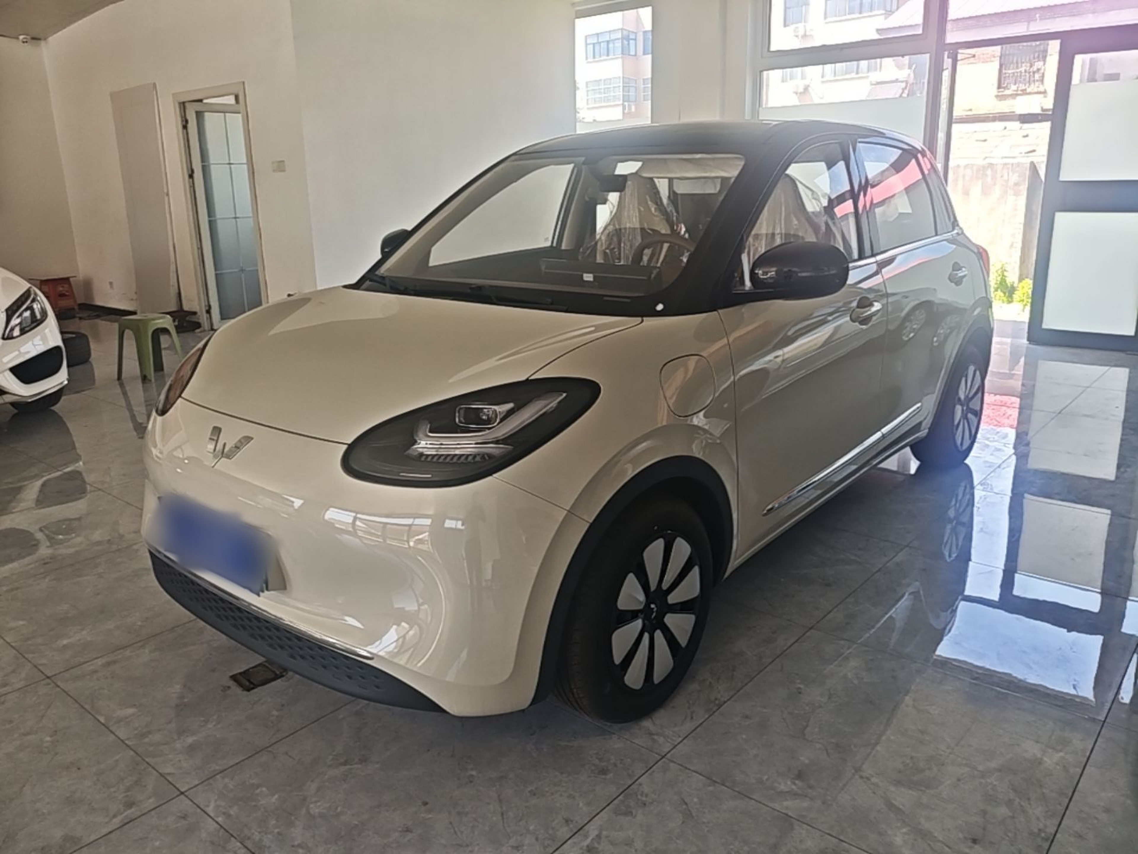 Под передней частью автомобиля