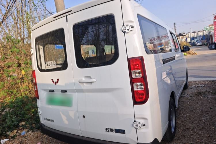 Used Wuling Yangguang 2024 300KM Comfort Version Passenger Van 75kW
