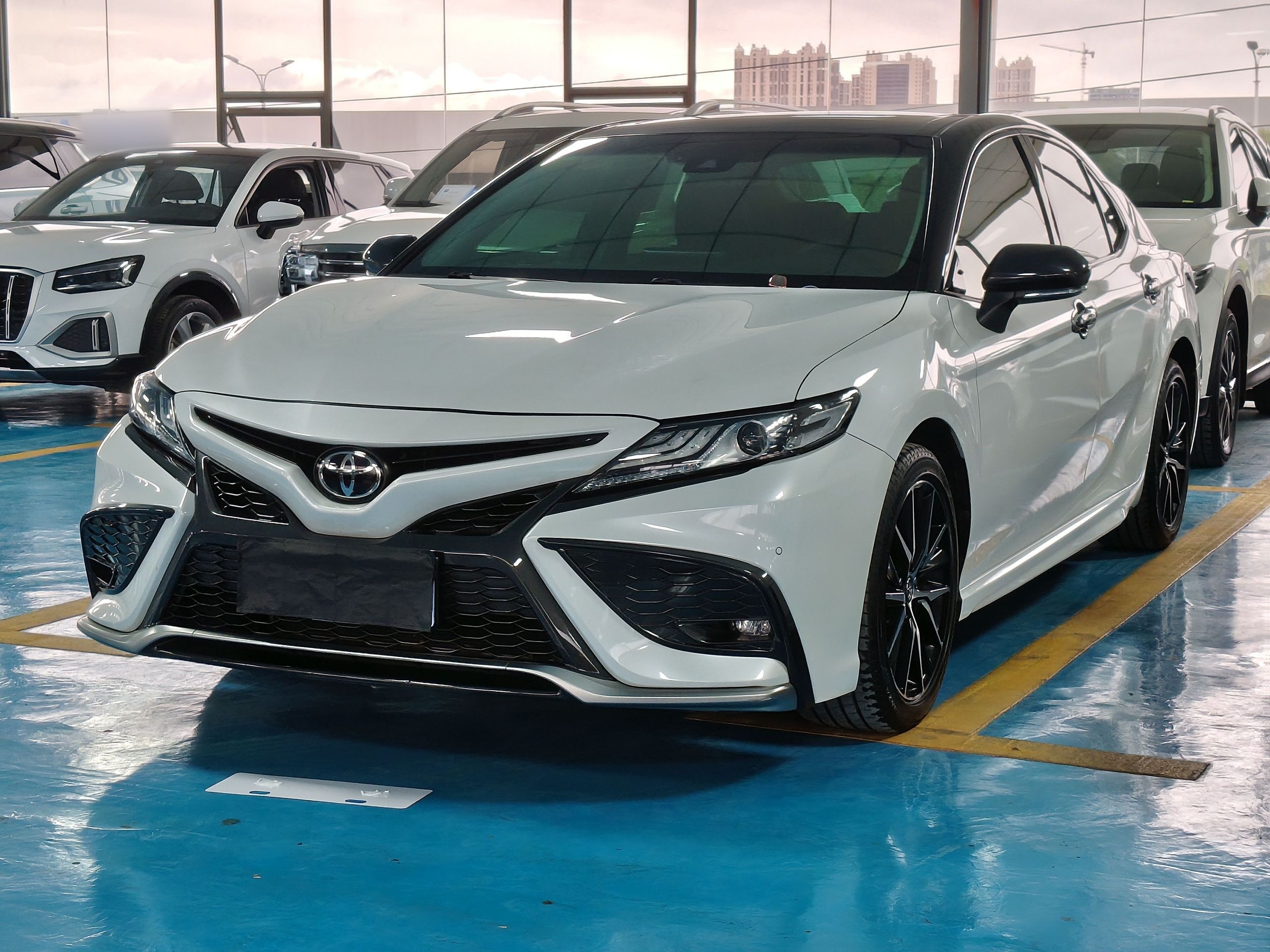 تحت مقدمة السيارة