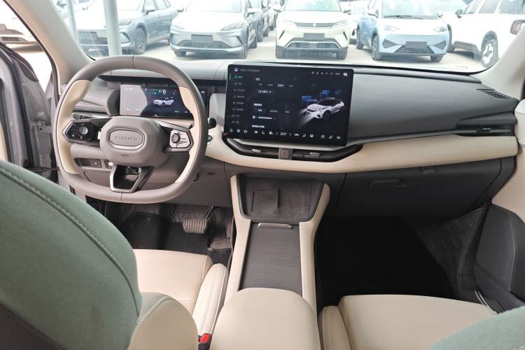 Used Lynk & Co 06 EM-P 2023 EM-P 126 Long-Range Halo Center Console