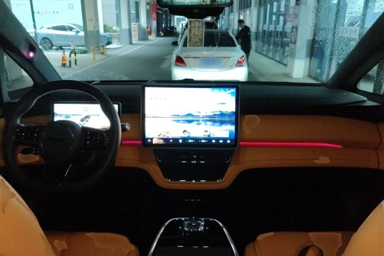 Used Geely Galaxy LEVC L380 2024 140-Degree 6-Seater All-Wheel-Drive Ultra