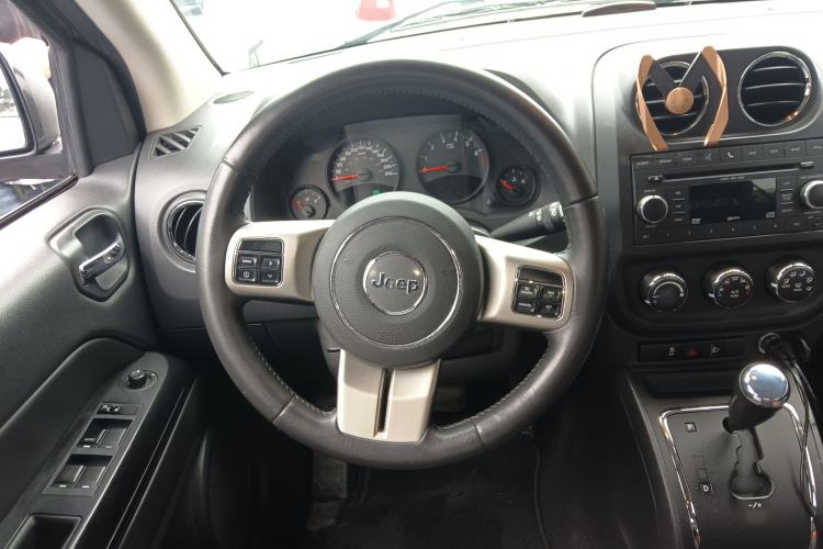 Used Jeep Compass 2011 2.4L four-wheel-drive sport version Steering Wheel