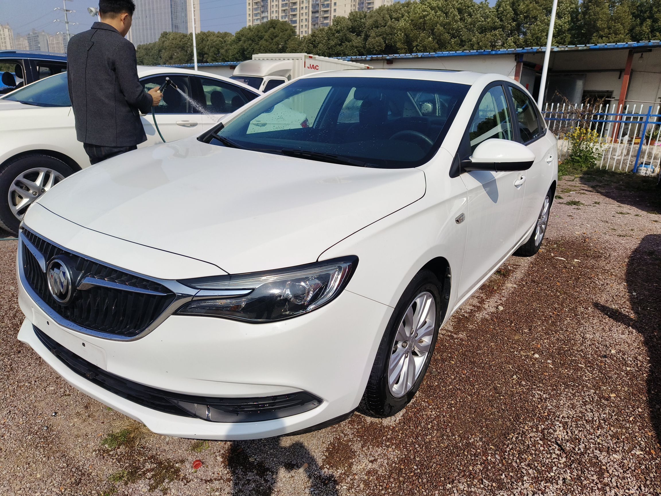 تحت مقدمة السيارة