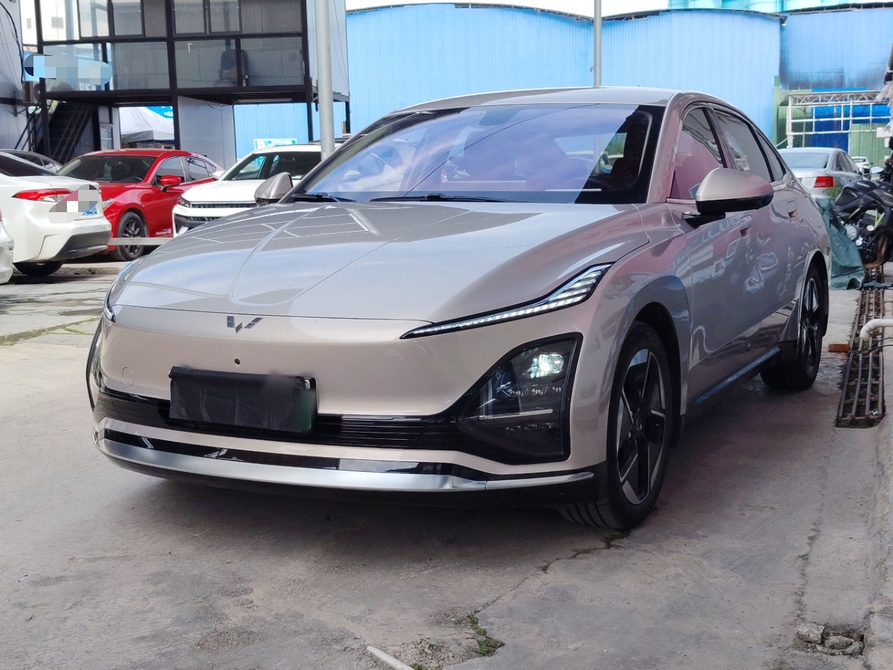 تحت مقدمة السيارة