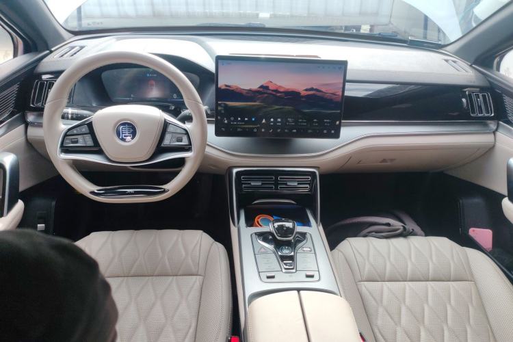 Used BYD Tang New Energy 2024 DM-i Glory Edition 112KM Prestige Model Center Console