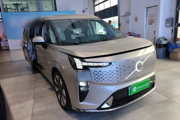 Used Volvo EM90 2025 Ultra Six-Seater
