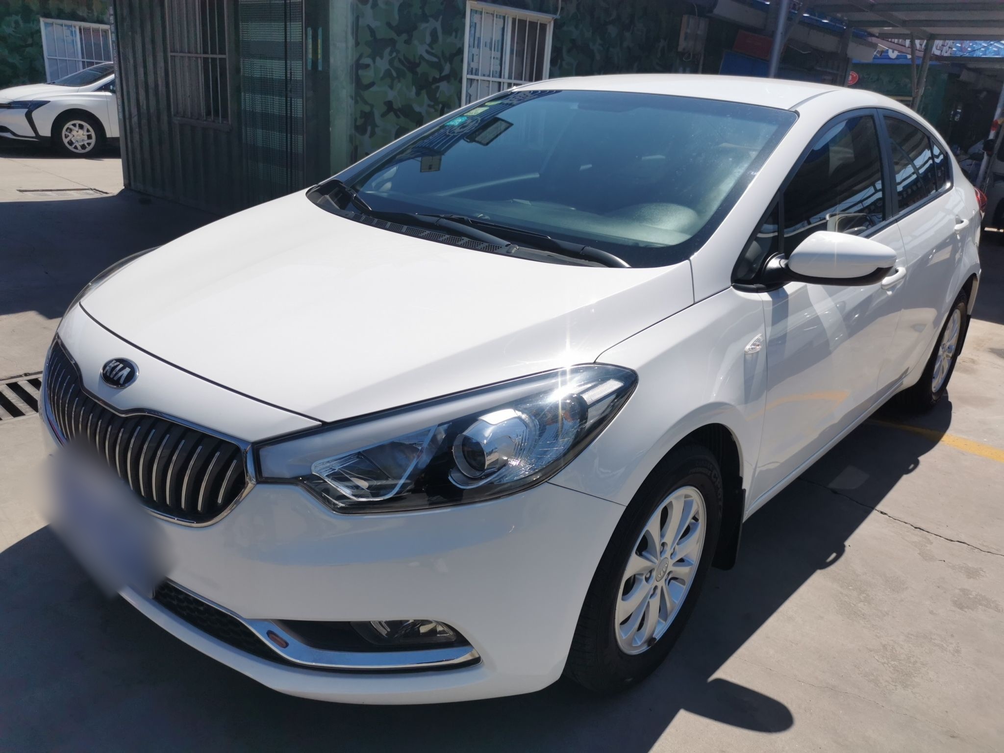 Под передней частью автомобиля