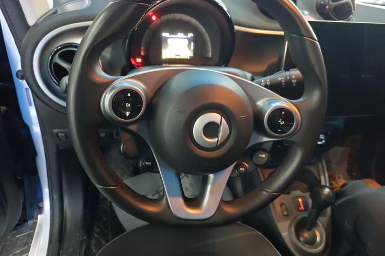 Used smart fortwo 2019 0.9T 66kW Hardtop Wind Power Edition China VI Steering Wheel