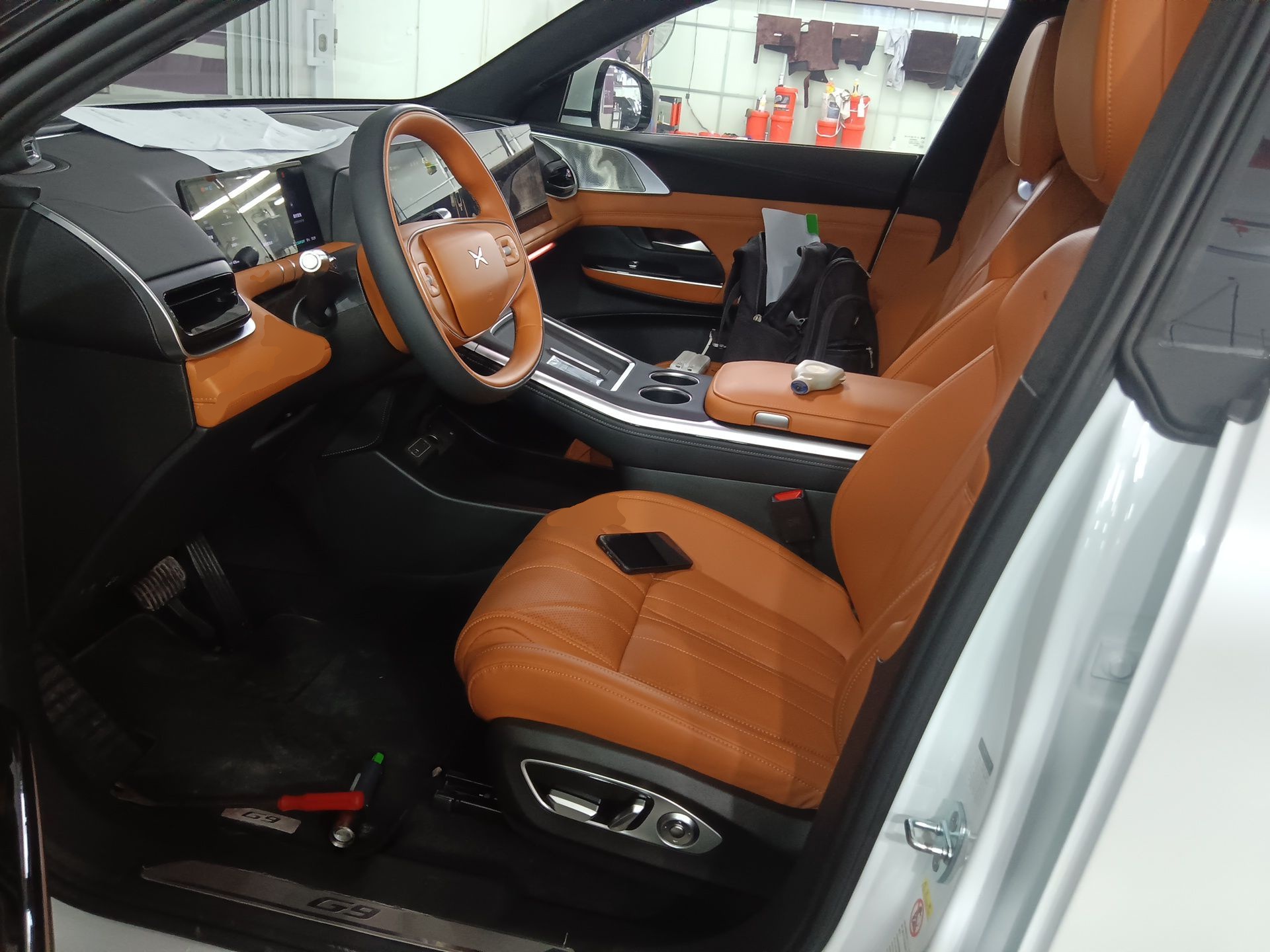 المقاعد الأمامية داخل السيارة