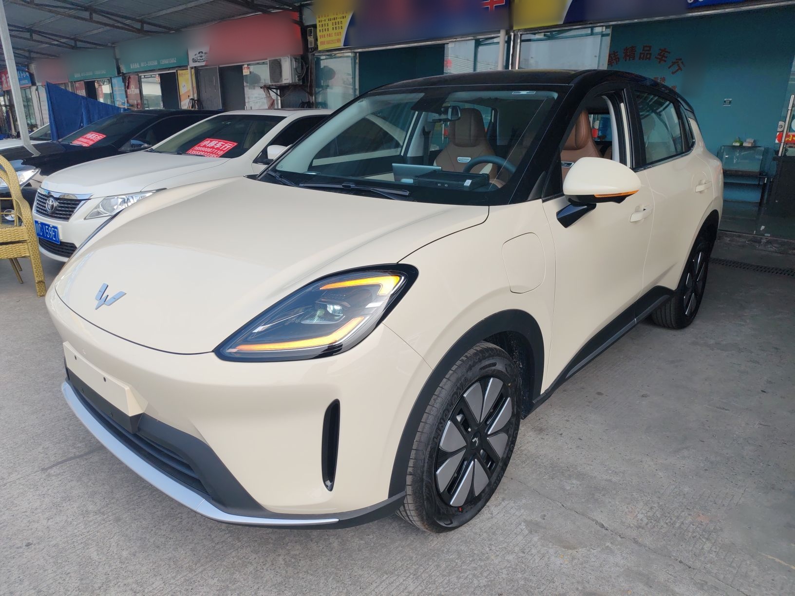 Под передней частью автомобиля