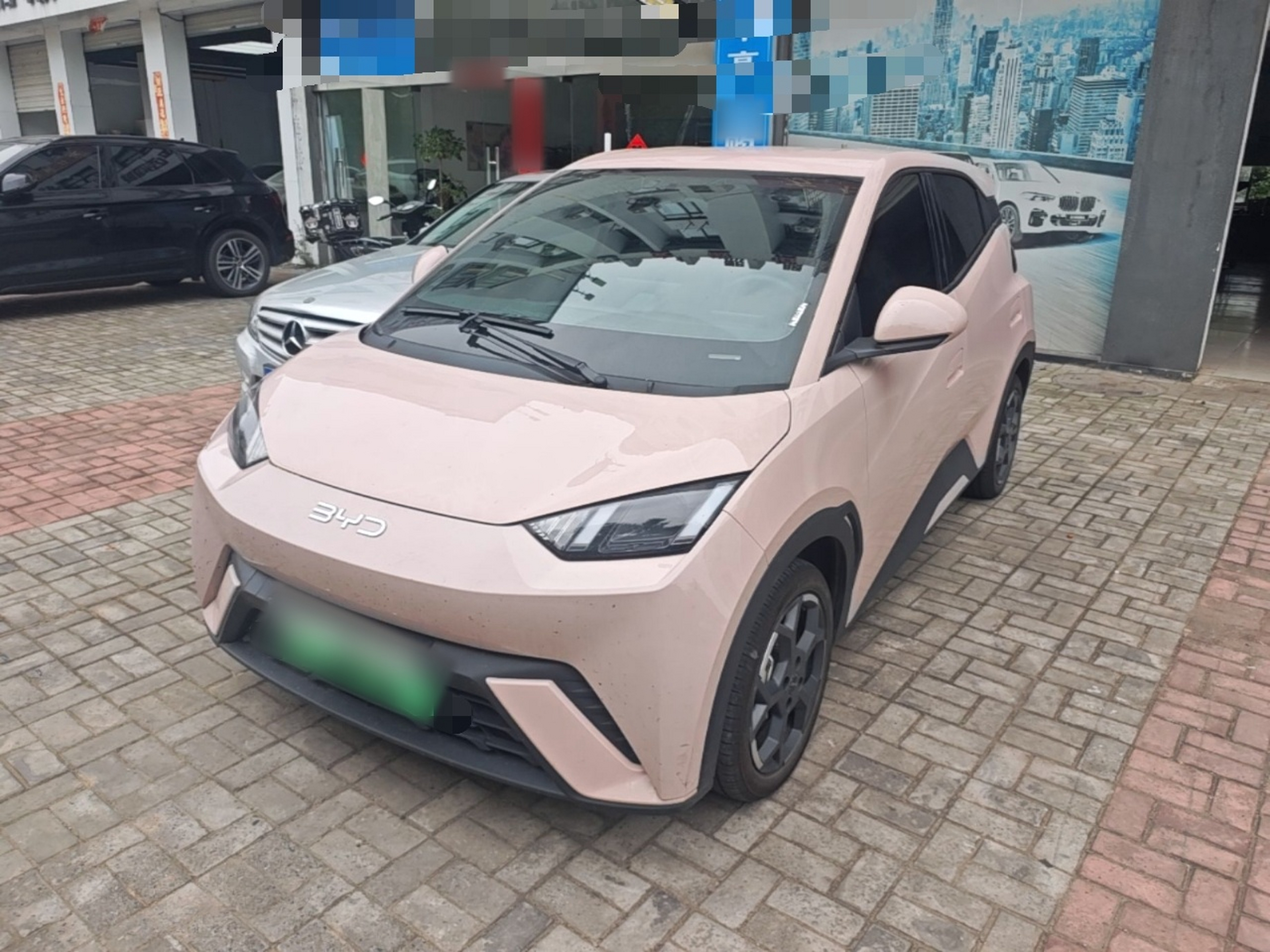 Под передней частью автомобиля