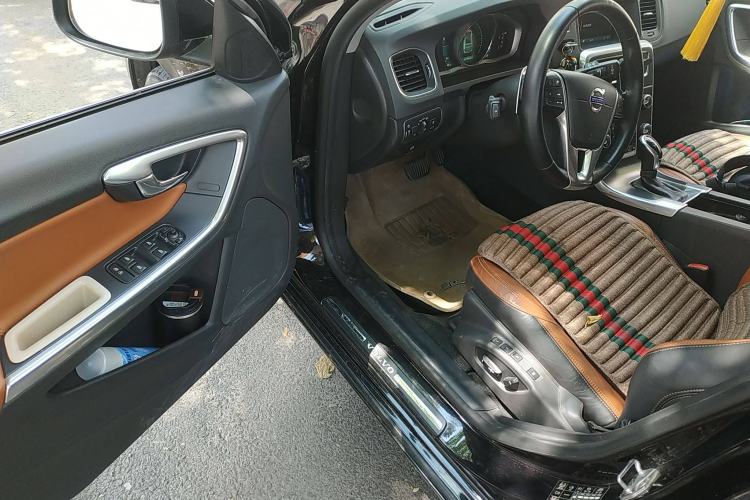 Used Volvo V60 2014 T5 Zhiya Edition
