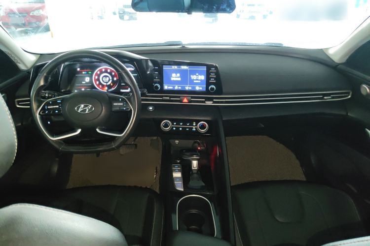 Used Hyundai Elantra 2021 1.5L CVT GLX Elite Edition Center Console