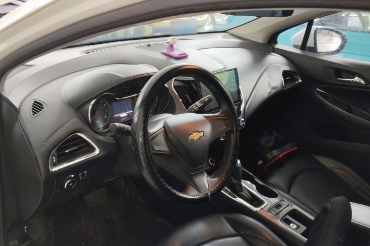 Used Chevrolet Cruze 2018 320 Automatic Pioneer Sunroof Edition Center Console