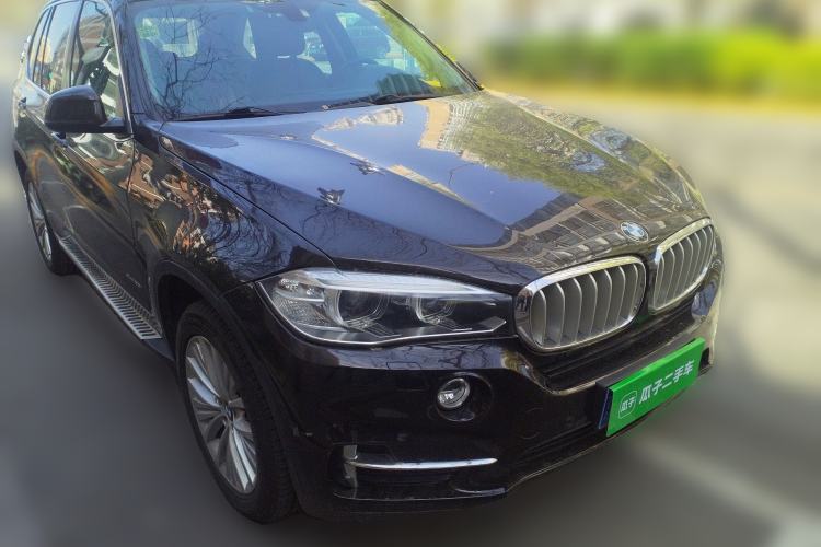 Used BMW X5 2014 xDrive35i Leading Model Front Right 45 Deg