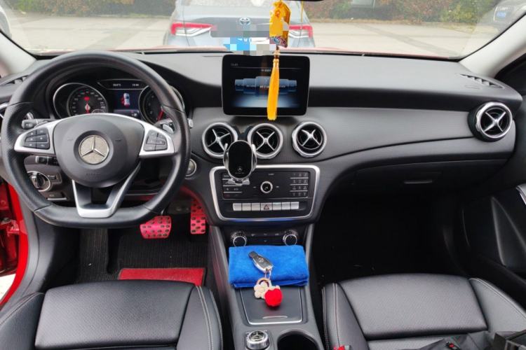 Used Mercedes-Benz GLA 2019 GLA 200 Dynamic Edition Center Console