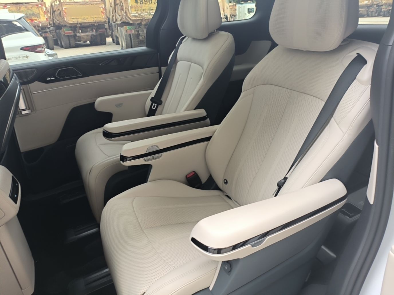 BYD Xia 2026 DM-i 1.5T 218KM Excellence Edition — снимка 20