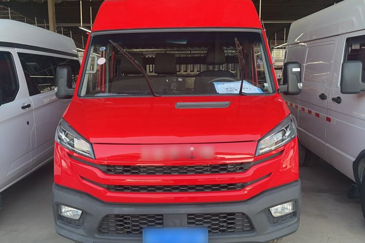 Used Iveco Daily 2023 2.8T V35 Van Short Wheelbase Mid-Roof Design Dual Tires Side-Swing Doors 2-3 Seater
