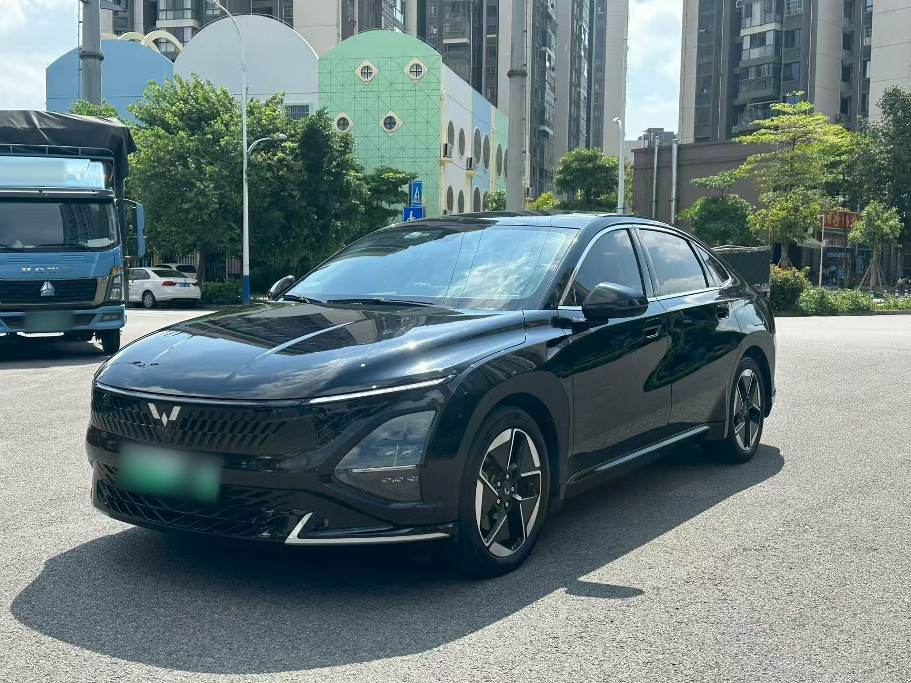 Под передней частью автомобиля