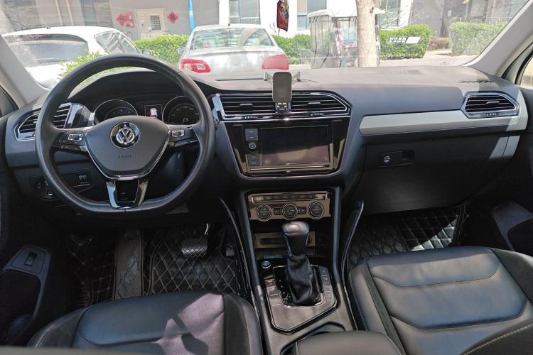 Used Volkswagen Tiguan L 2019 330TSI Automatic Two-Wheel Drive Smart Luxury Version China VI Standard Center Console