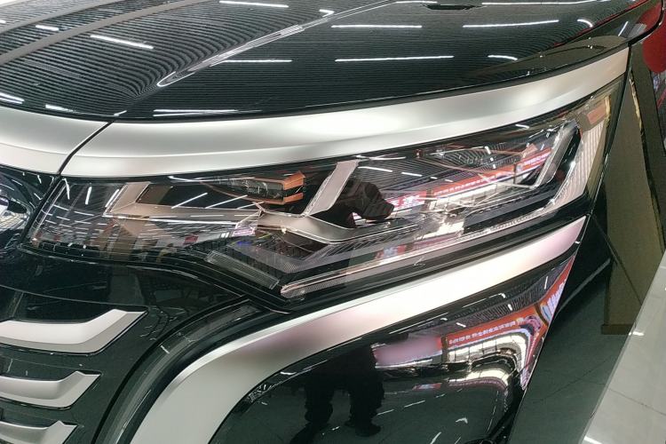 Used Denza D9 2025 DM-i Intelligent Drive 1020 Four-Wheel Drive Prestige Model Left Front Headlight