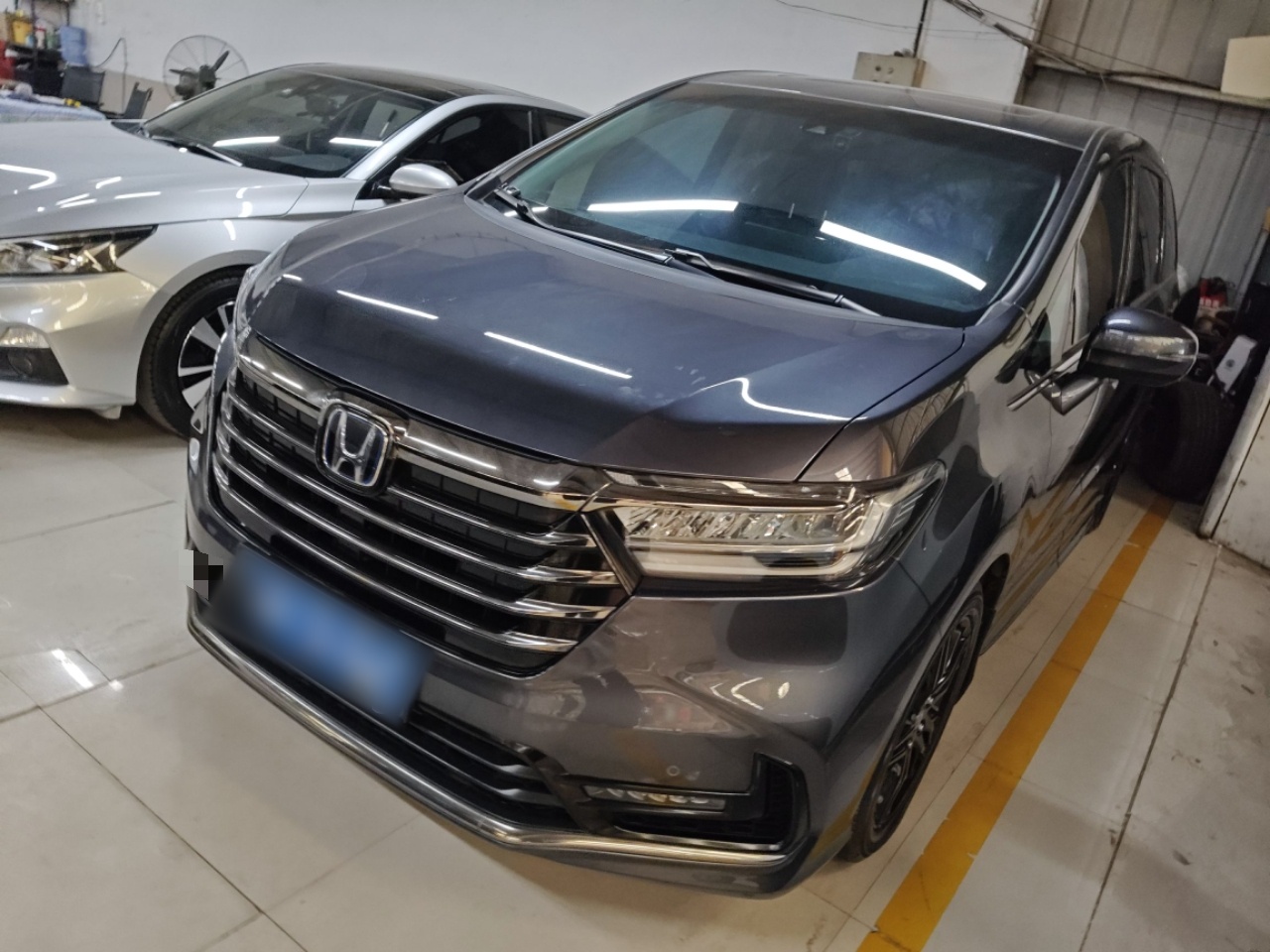 تحت مقدمة السيارة