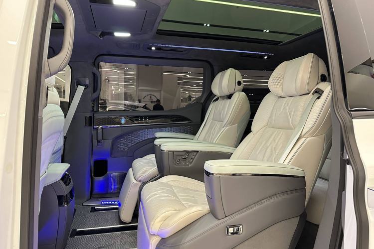 Used Zeekr 009 2024 7-Seater Walk-Through Version Four-Wheel Drive 108 kWh
