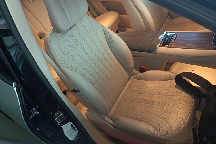 Used Mercedes-Benz EQS SUV 2023 450 4MATIC Pioneer Edition Right Front Seat