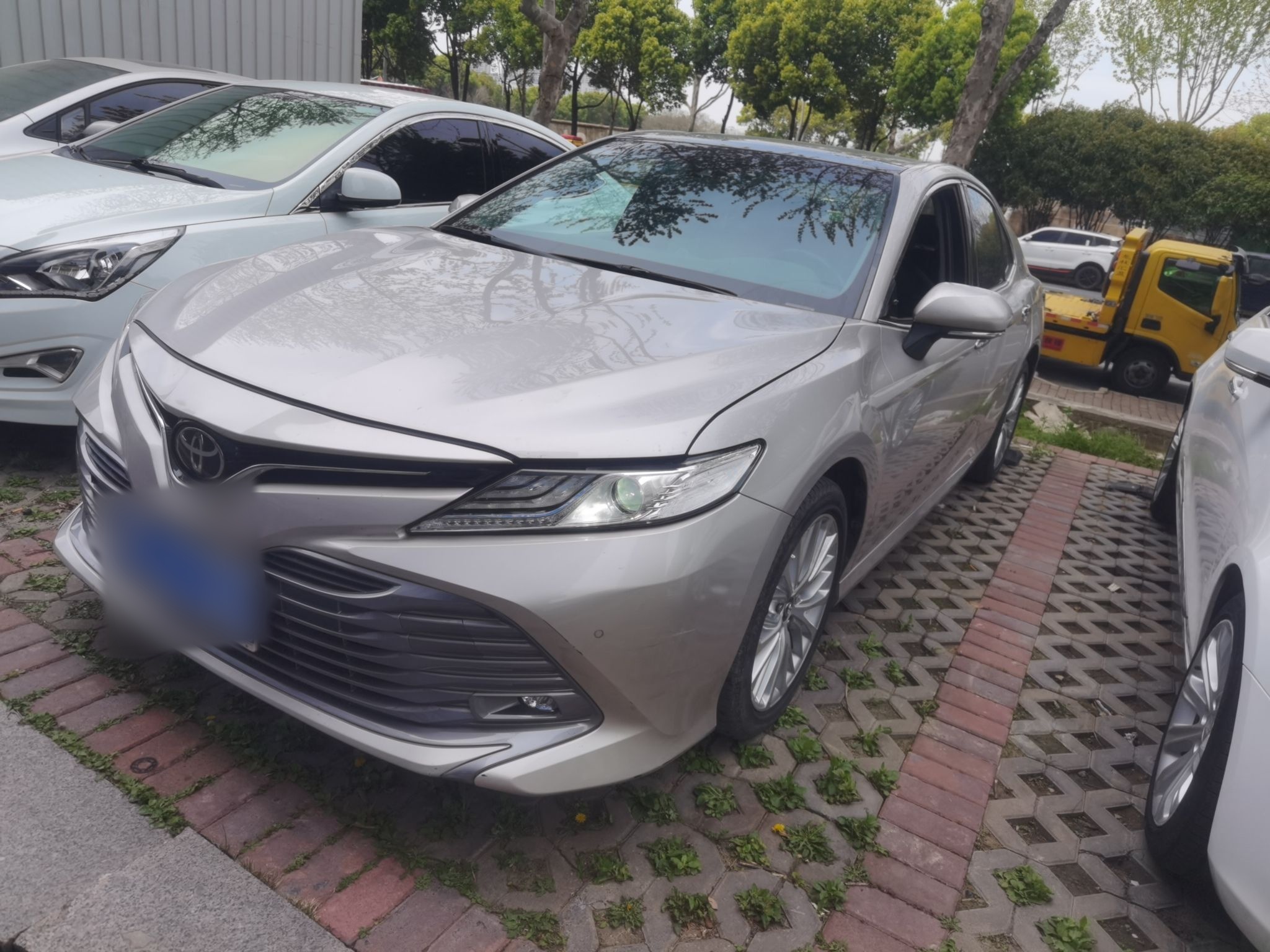 Под передней частью автомобиля