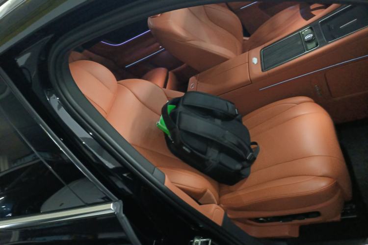 Used Hima AITO M9 2025 Extended-Range Max Version 52 kWh 6-Seater Edition Right Front Seat