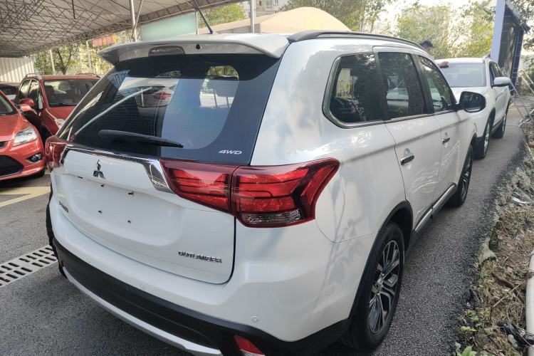 Used Mitsubishi Outlander 2016 2.4L 4x4 Luxury Edition 7-Seater
