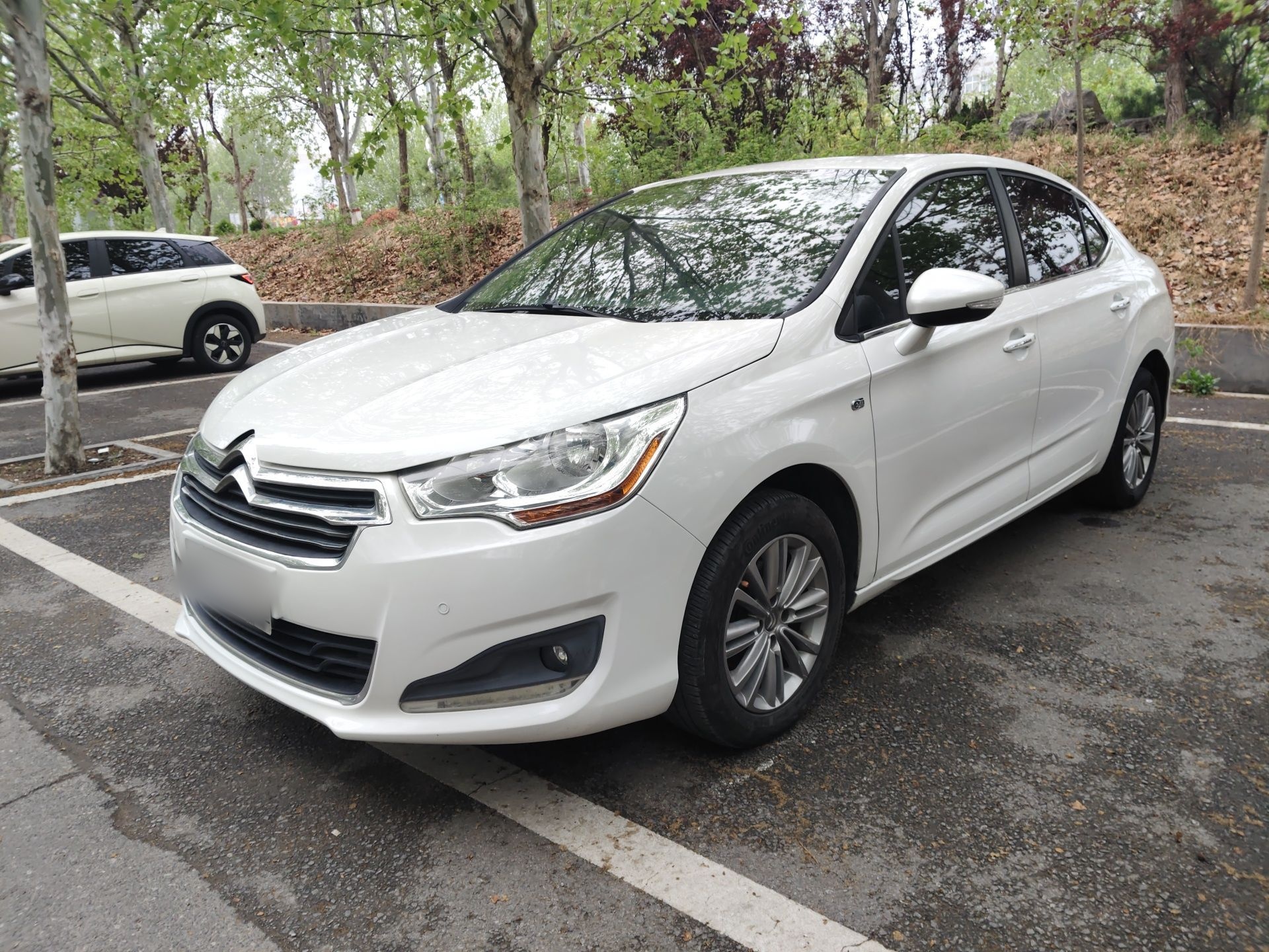 Под передней частью автомобиля