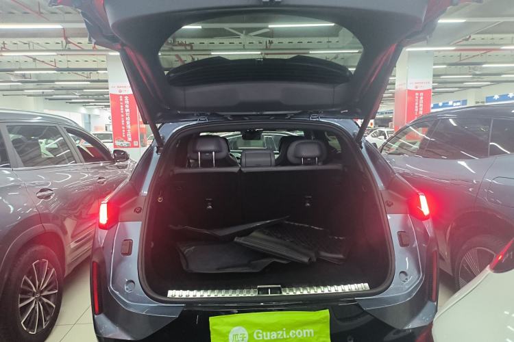 Used Lynk & Co 08 EM-P 2025 220 km All-Wheel-Drive Performance Halo
