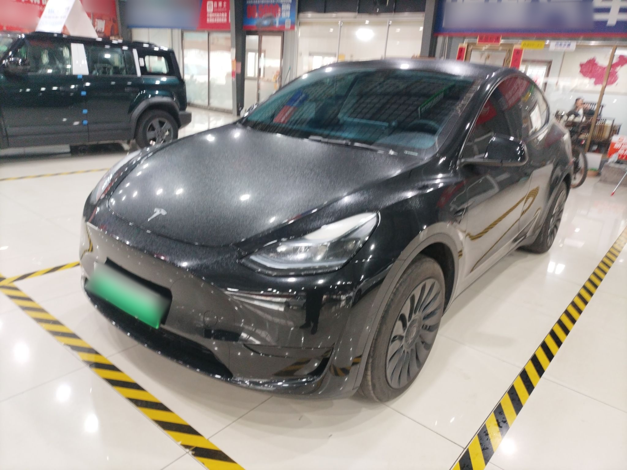 تحت مقدمة السيارة