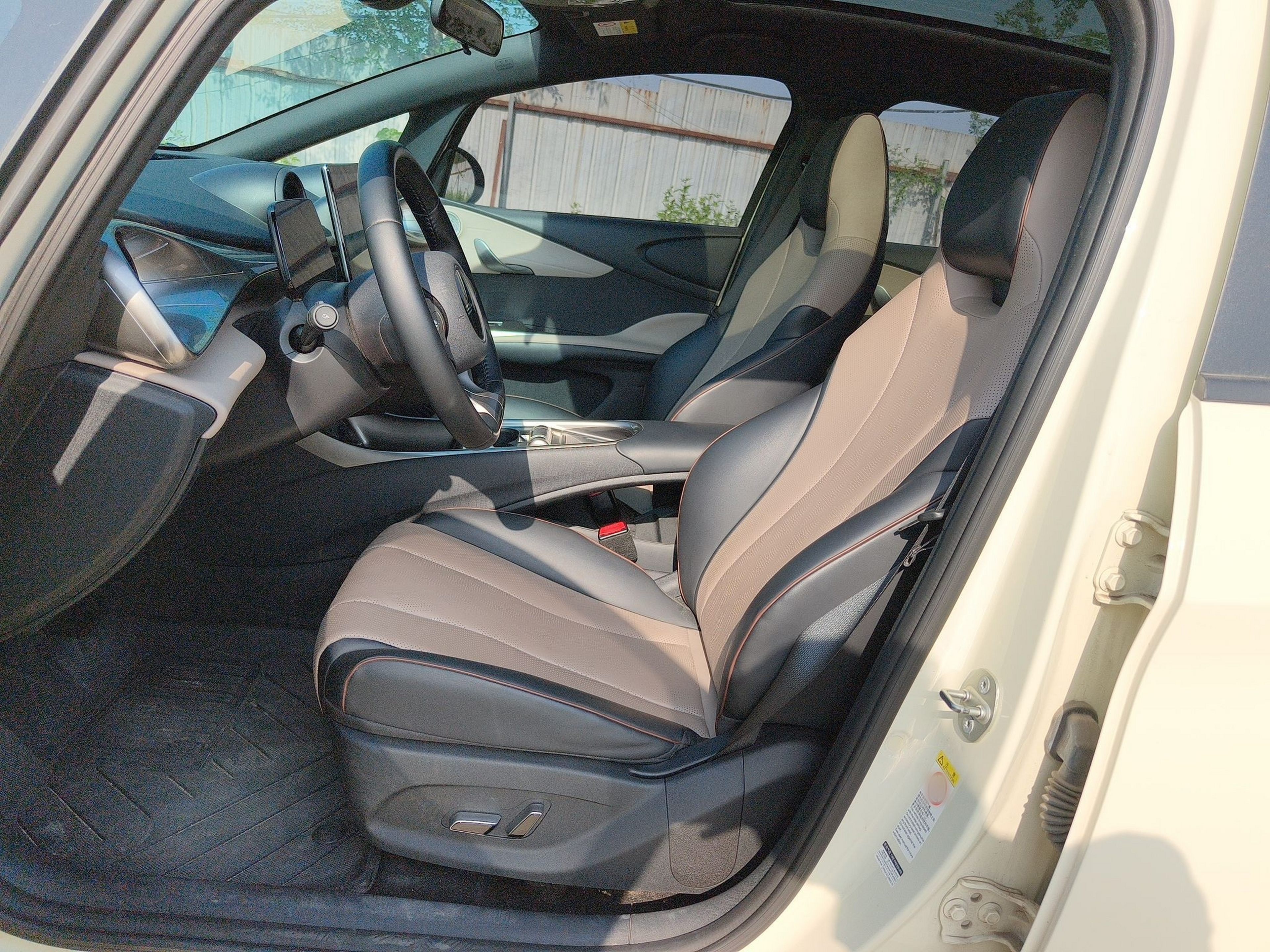 المقاعد الأمامية داخل السيارة