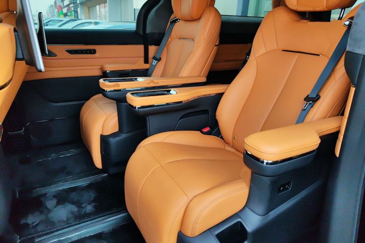 Used Geely Galaxy LEVC L380 2024 140-Degree 6-Seater All-Wheel-Drive Ultra