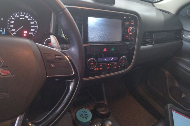 Used Mitsubishi Outlander 2016 2.4L 4x4 Elite Edition 5 Seats Center Console