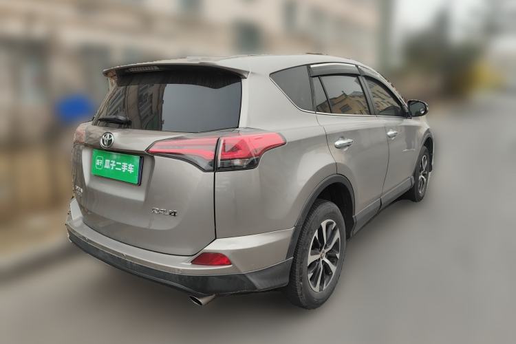 Used Toyota RAV4 2019 2.0L CVT Two-Wheel Drive Luxury Version China VI Standard Rear Right 45 Deg