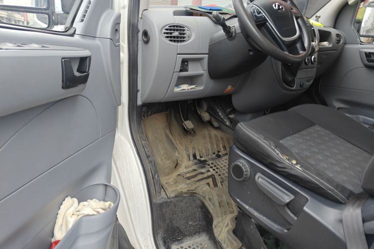 Used SAIC MAXUS Xintu V80 2023 2.0T Manual Classic Aoyuntong Short Wheelbase Mid-Roof 5/6-Seater
