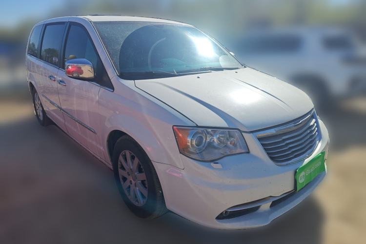 Used Chrysler Grand Voyager 2013 3.6L Luxury Edition Front Right 45 Deg