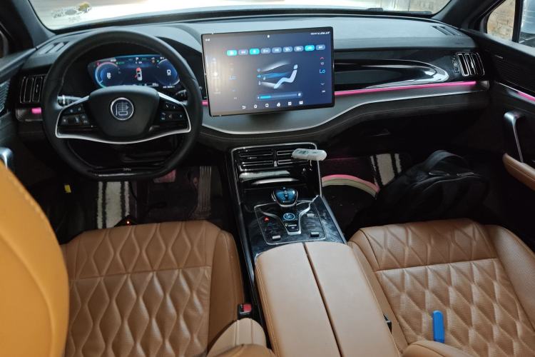 Used BYD Tang New Energy 2023 DM-i Champion Edition 112KM Prestige Model Center Console