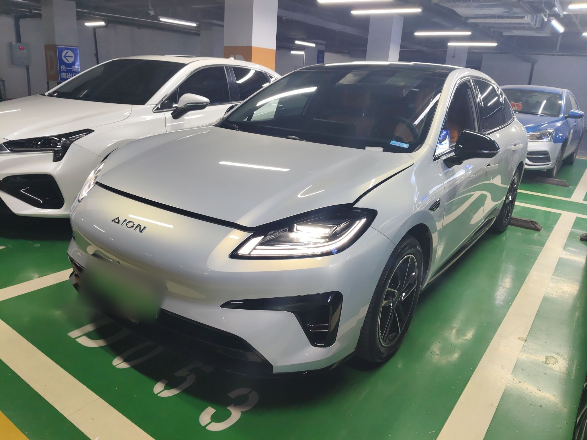 Под передней частью автомобиля