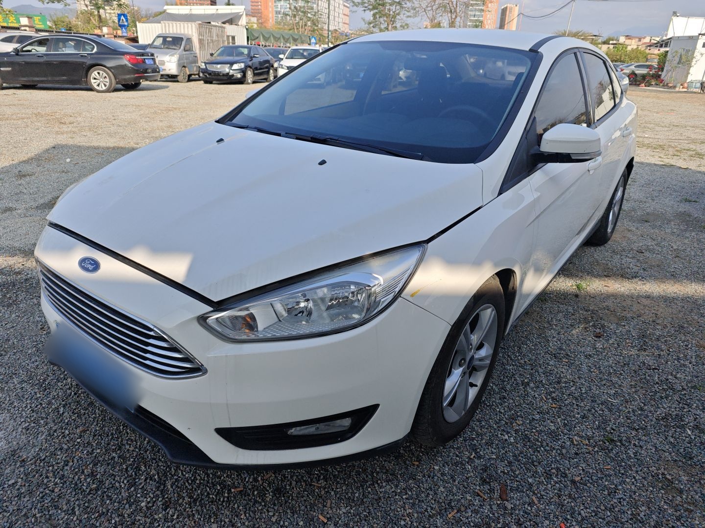 تحت مقدمة السيارة