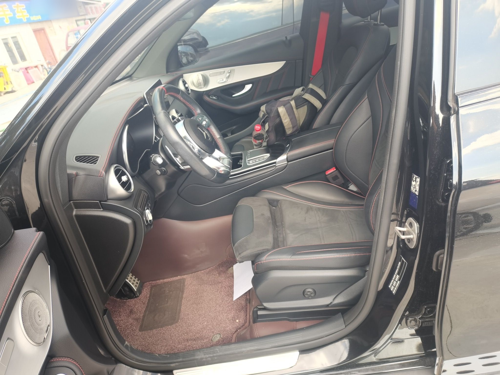 Переднее сиденье в автомобиле