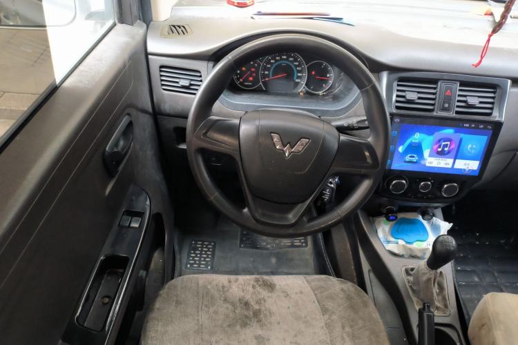 Used Wuling Rongguang V 2018 1.5L Standard Version
